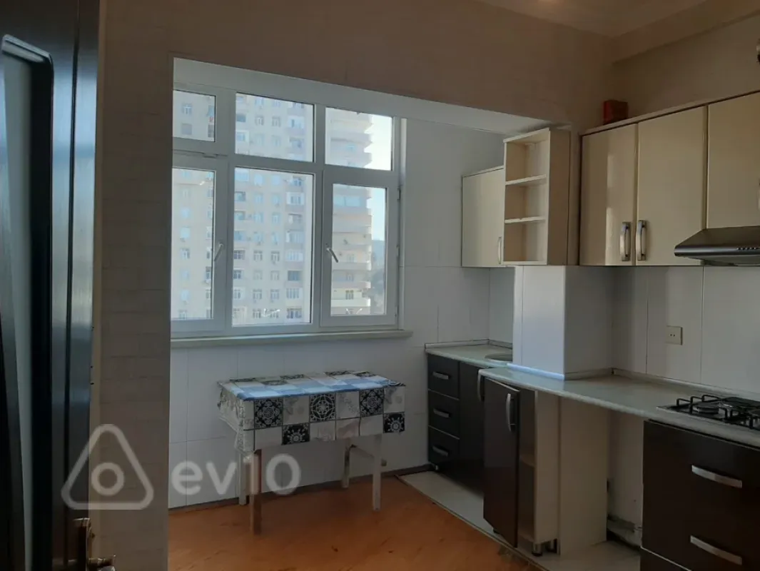 Kirayə verilir 2 otaqlı köhnə tikili 65 m²