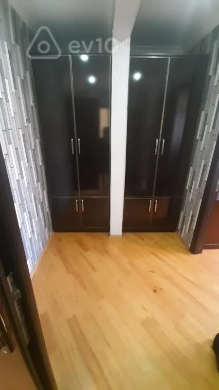 Kirayə verilir 2 otaqlı köhnə tikili 65 m²