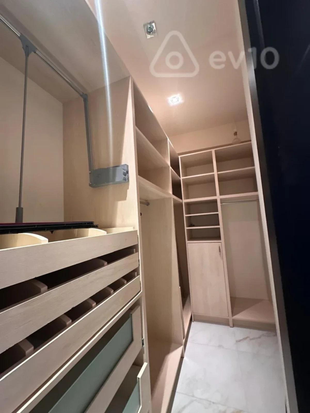 Satılır 4 otaqlı yeni tikili 200 m²