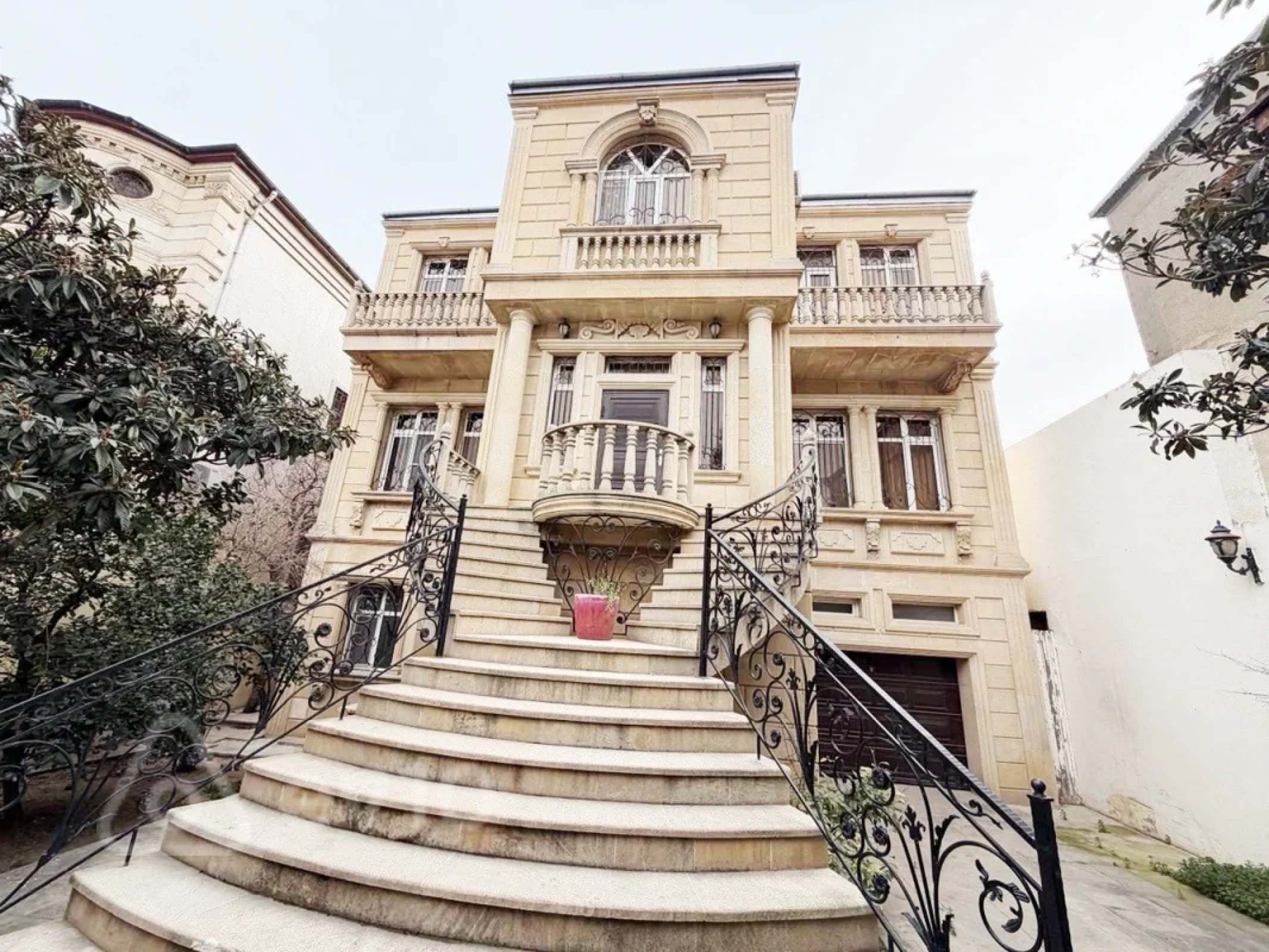 Kirayə verilir 8 otaqlı həyət evi 300 m²