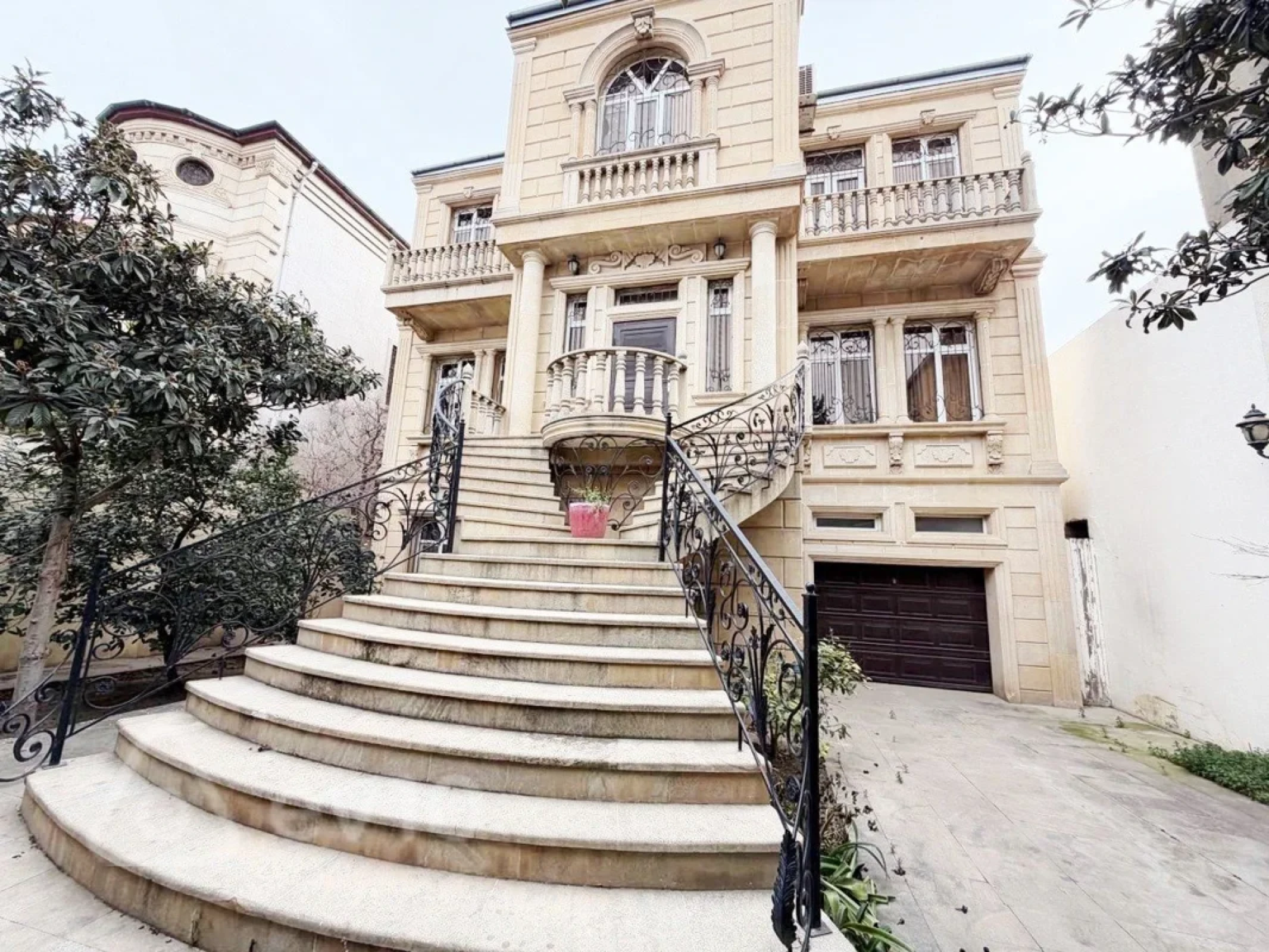 Kirayə verilir 8 otaqlı həyət evi 300 m²