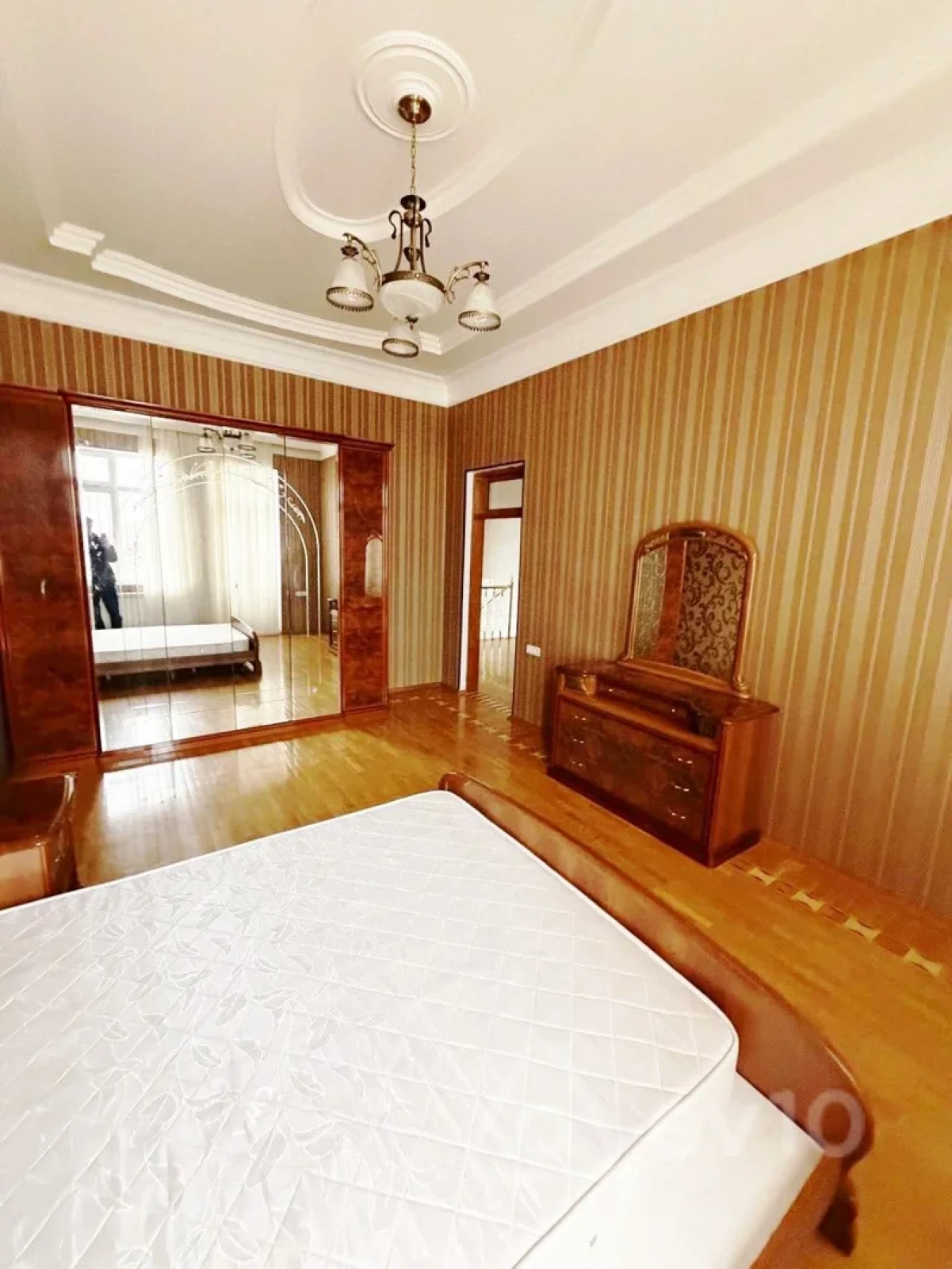 Kirayə verilir 8 otaqlı həyət evi 300 m²
