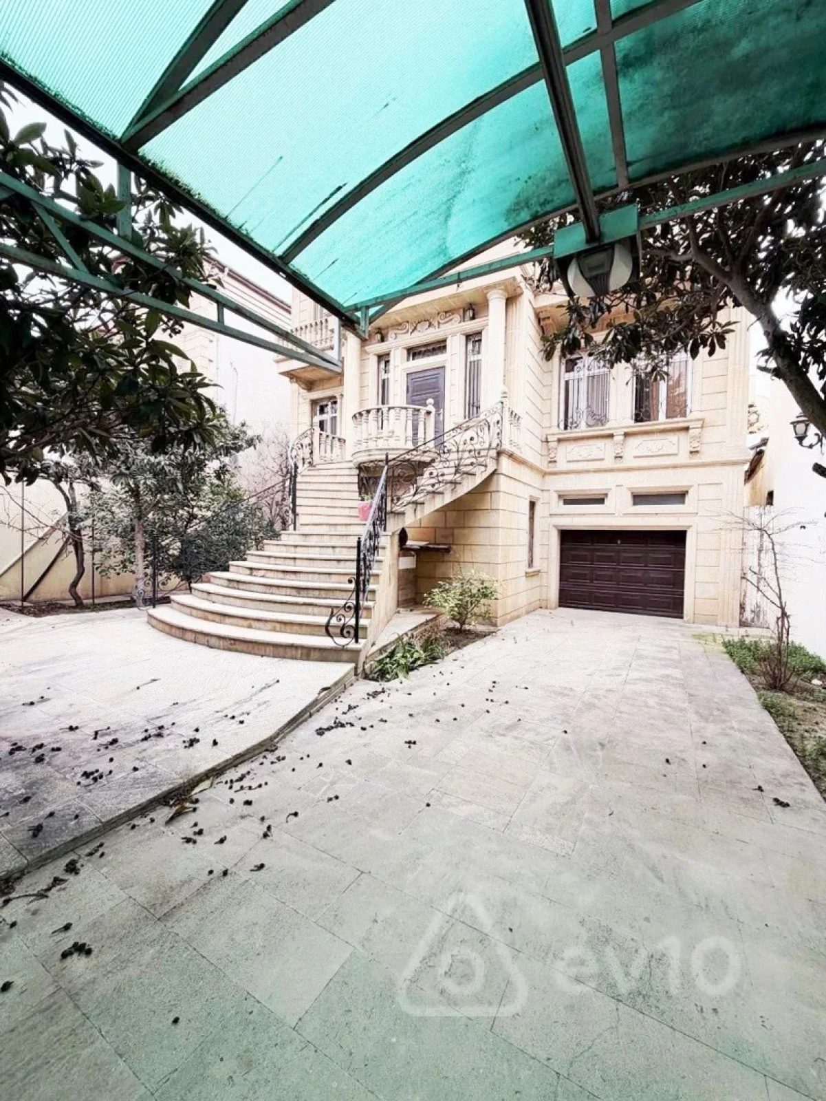 Kirayə verilir 8 otaqlı həyət evi 300 m²