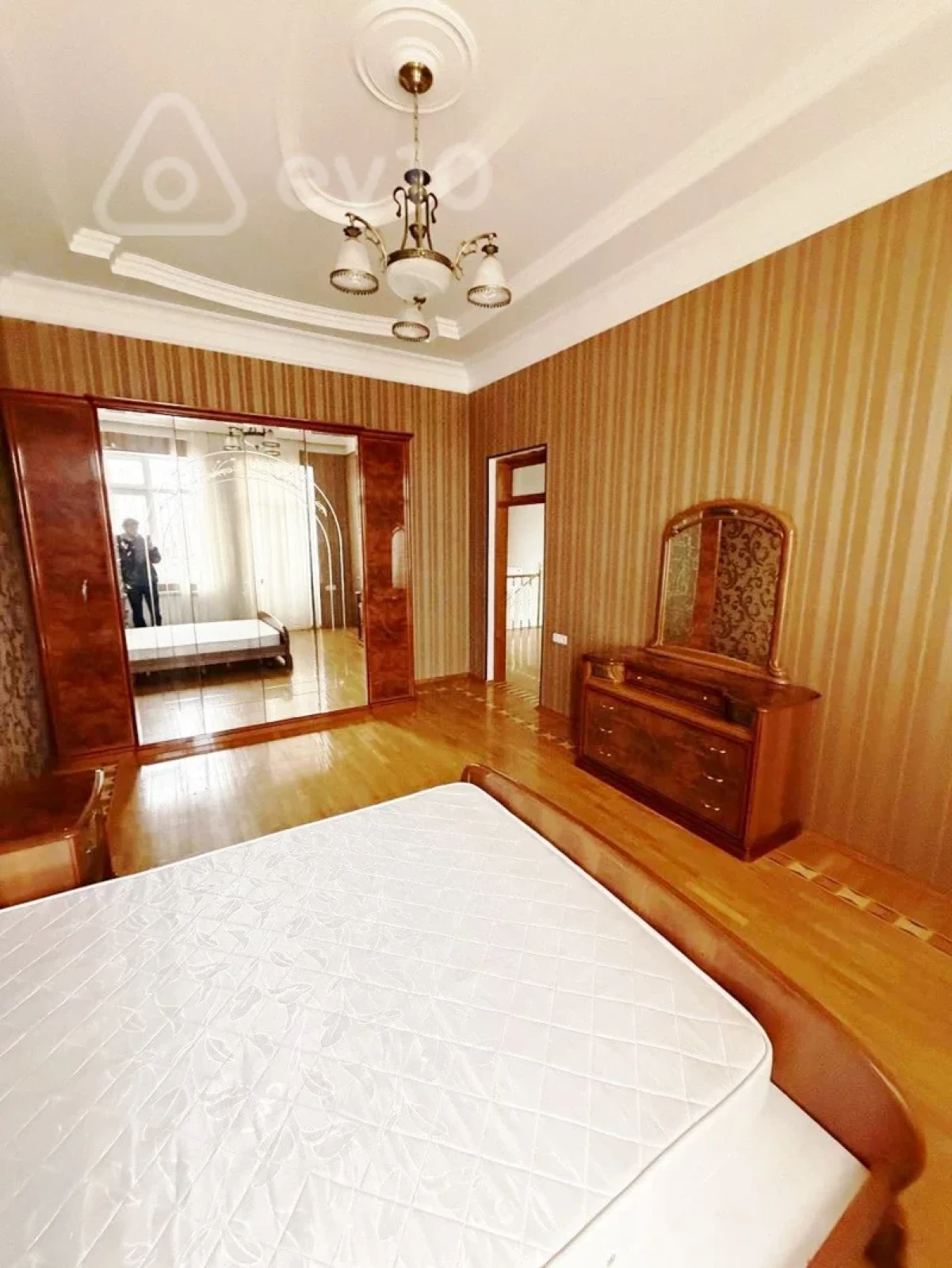 Kirayə verilir 8 otaqlı həyət evi 300 m²