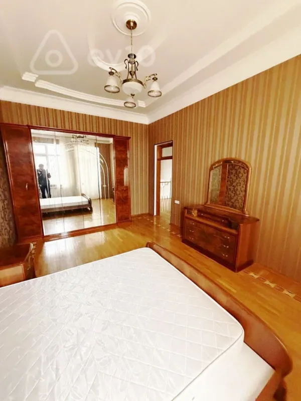 Kirayə verilir 8 otaqlı həyət evi 300 m²
