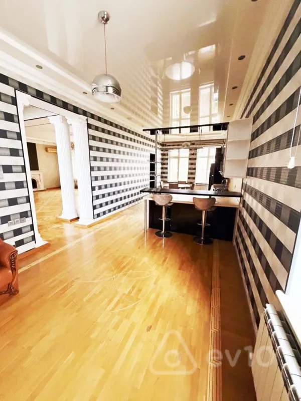 Kirayə verilir 8 otaqlı həyət evi 300 m²