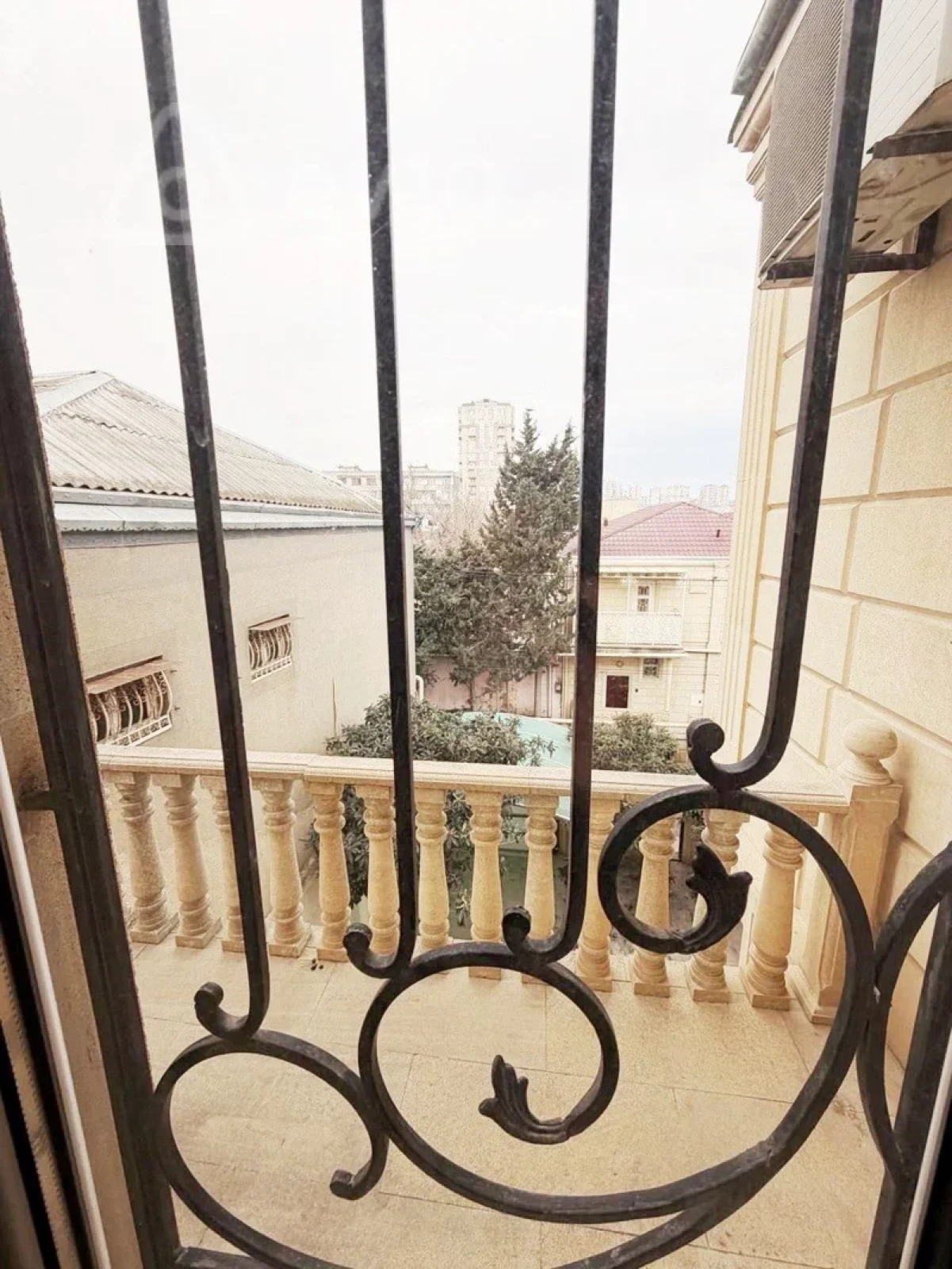 Kirayə verilir 8 otaqlı həyət evi 300 m²