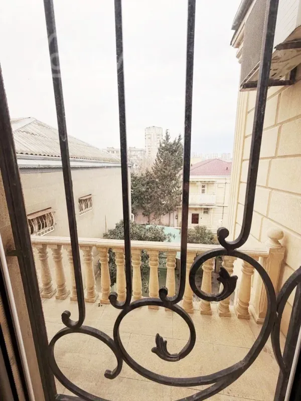 Kirayə verilir 8 otaqlı həyət evi 300 m²