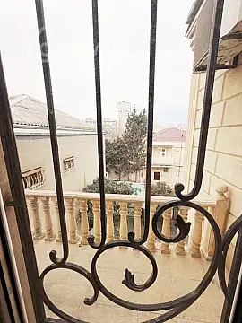 Kirayə verilir 8 otaqlı həyət evi 300 m²