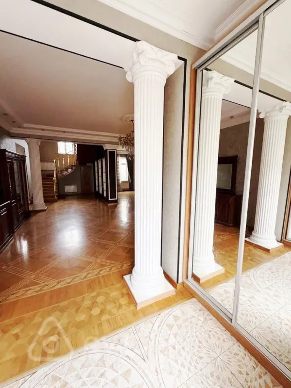 Kirayə verilir 8 otaqlı həyət evi 300 m²