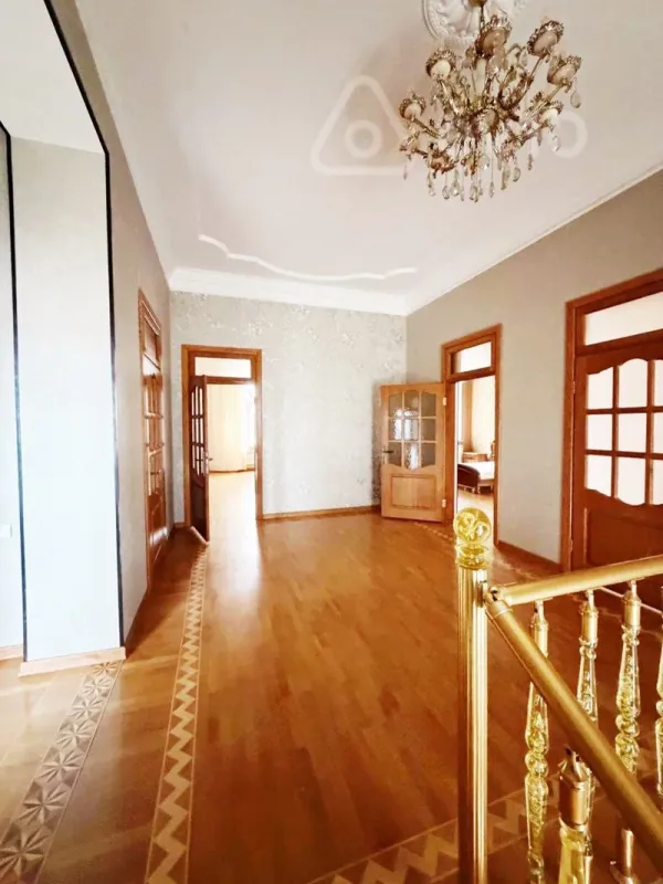 Kirayə verilir 8 otaqlı həyət evi 300 m²