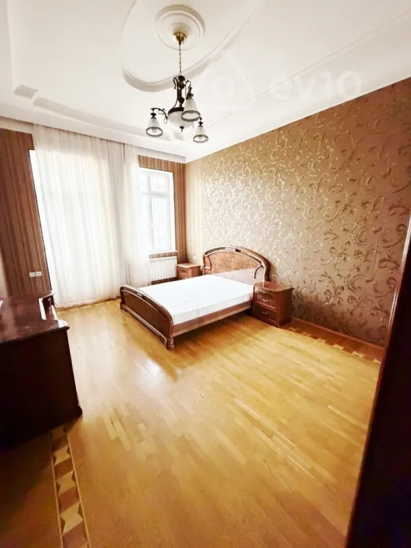 Kirayə verilir 8 otaqlı həyət evi 300 m²