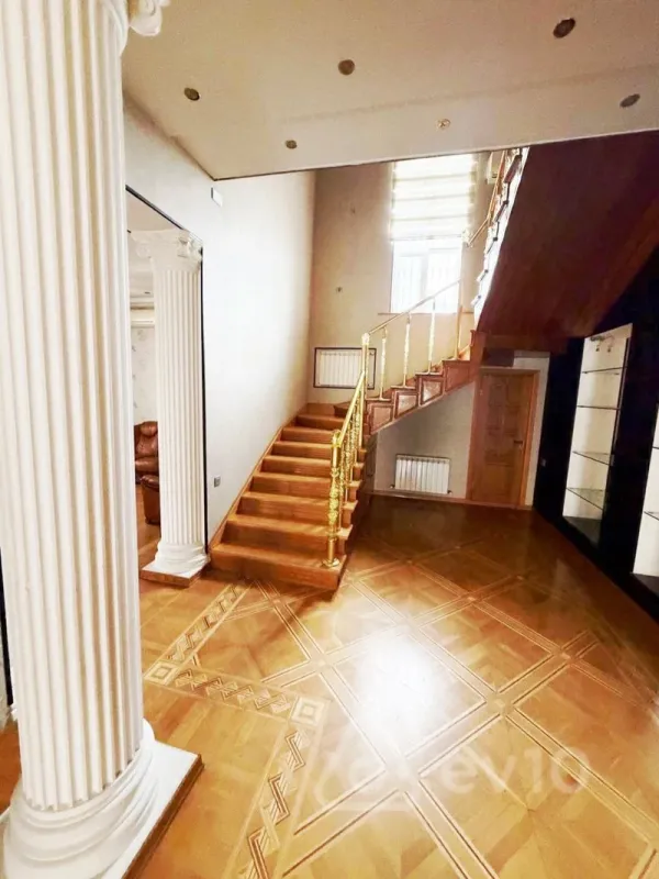 Kirayə verilir 8 otaqlı həyət evi 300 m²