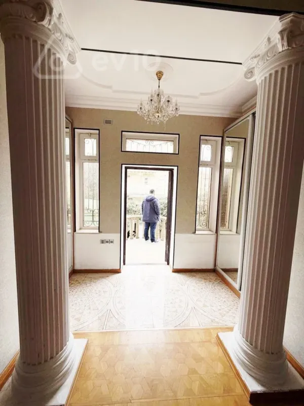 Kirayə verilir 8 otaqlı həyət evi 300 m²