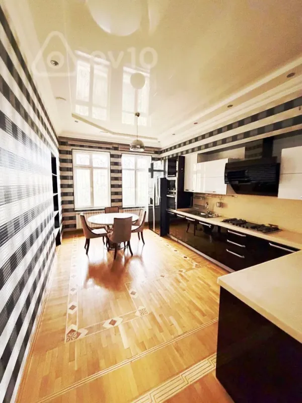 Kirayə verilir 8 otaqlı həyət evi 300 m²