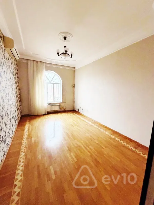 Kirayə verilir 8 otaqlı həyət evi 300 m²