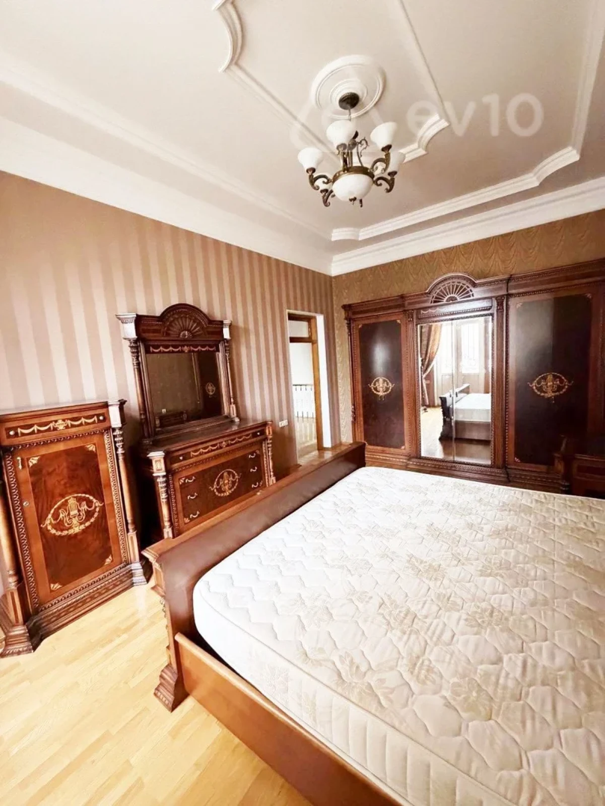 Kirayə verilir 8 otaqlı həyət evi 300 m²