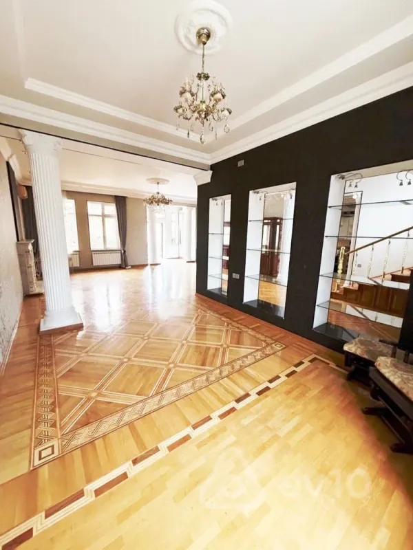 Kirayə verilir 8 otaqlı həyət evi 300 m²