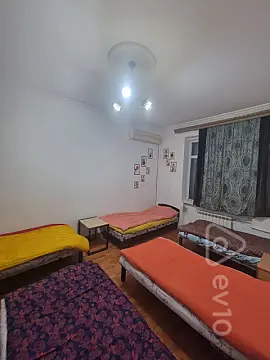 Kirayə verilir 3 otaqlı köhnə tikili 200 m²