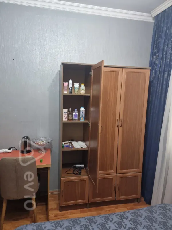 Kirayə verilir 3 otaqlı köhnə tikili 200 m²