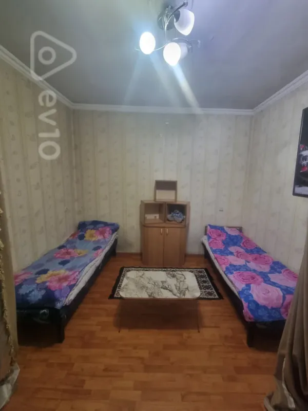 Kirayə verilir 3 otaqlı köhnə tikili 200 m²