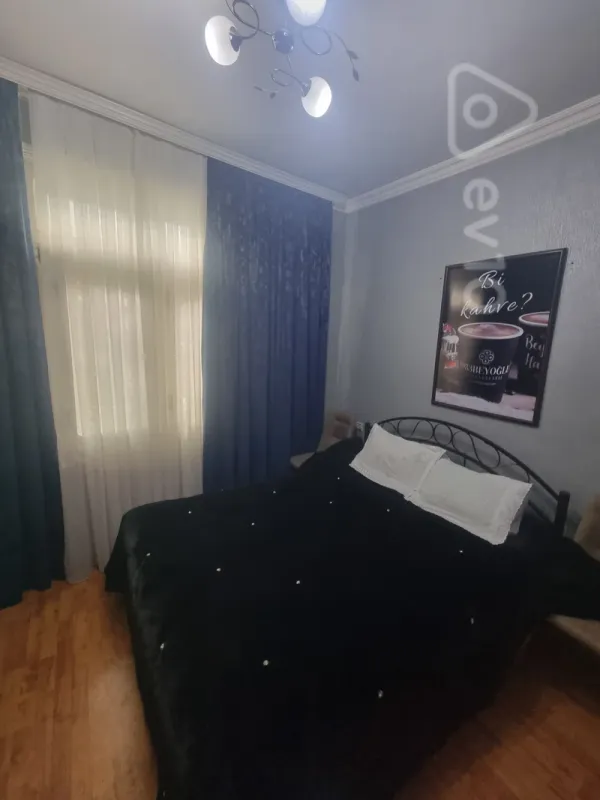 Kirayə verilir 3 otaqlı köhnə tikili 200 m²