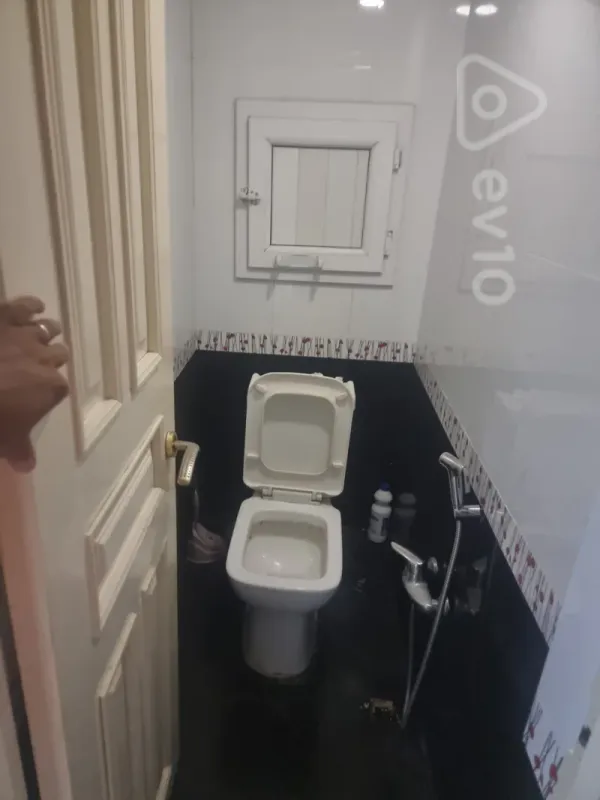 Kirayə verilir 3 otaqlı köhnə tikili 200 m²