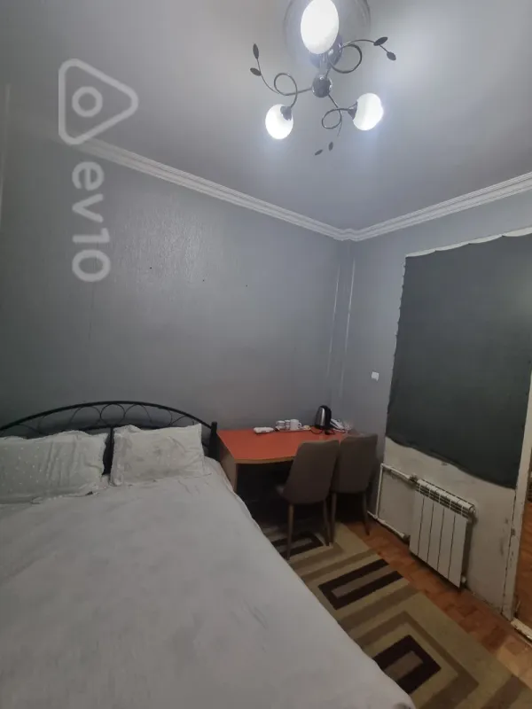 Kirayə verilir 3 otaqlı köhnə tikili 200 m²