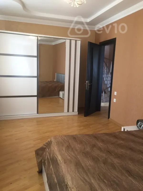 Kirayə verilir 10 otaqlı həyət evi 500 m²