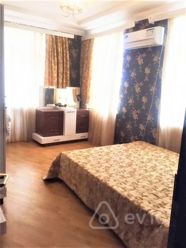 Kirayə verilir 10 otaqlı həyət evi 500 m²