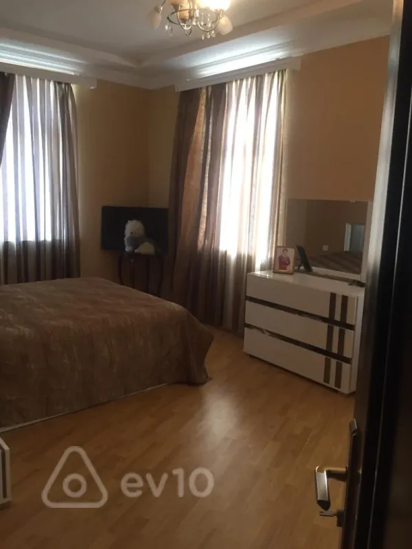 Kirayə verilir 10 otaqlı həyət evi 500 m²