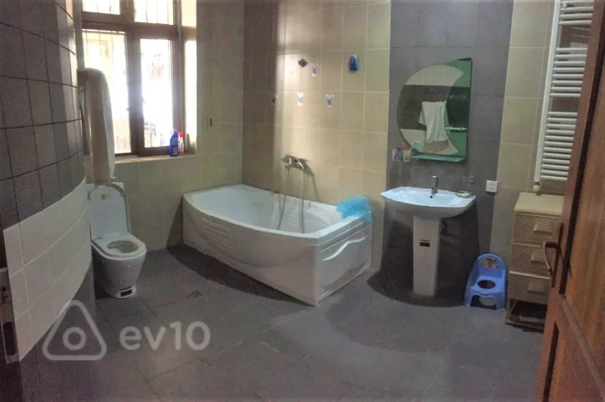 Kirayə verilir 10 otaqlı həyət evi 500 m²
