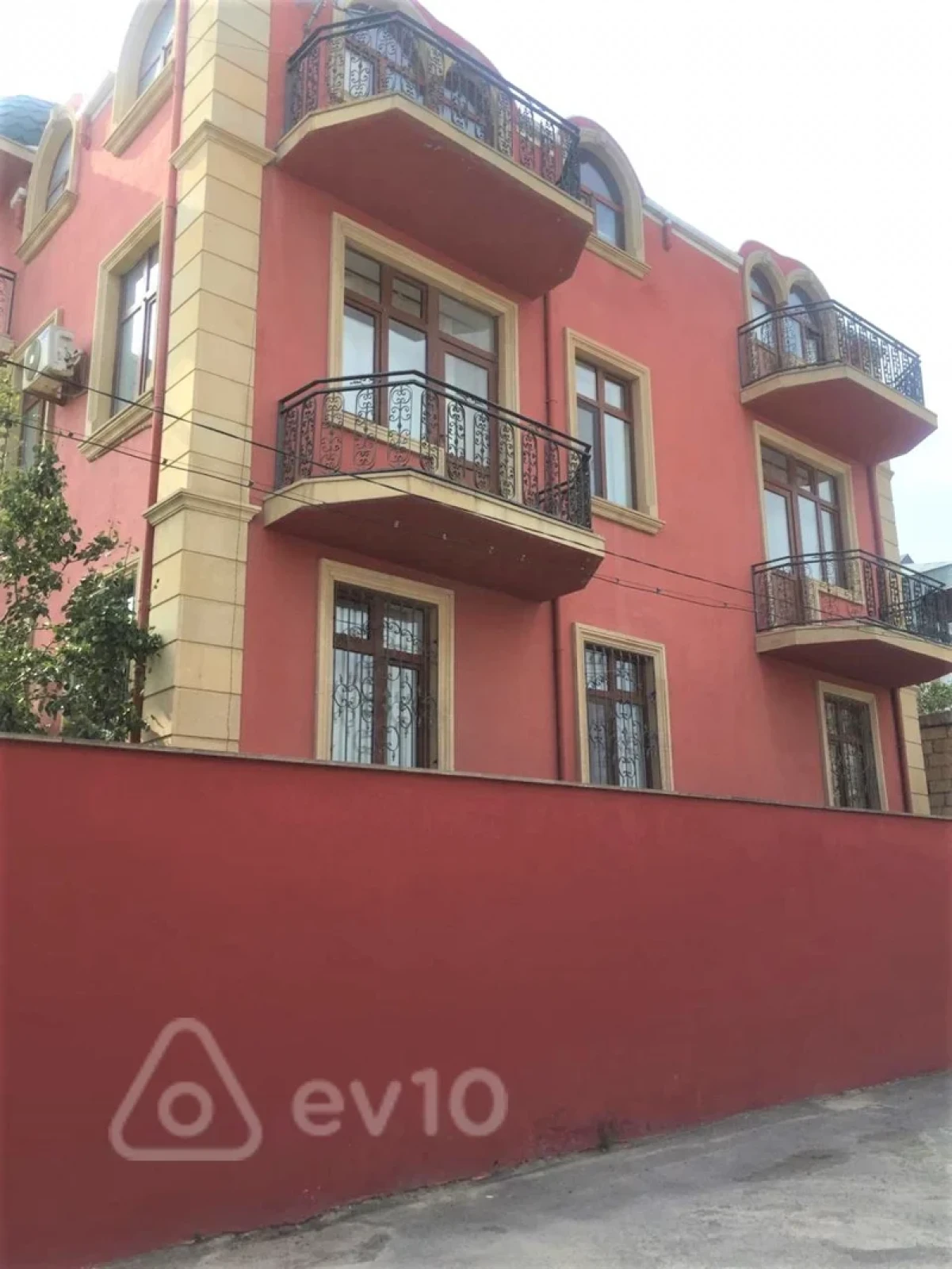 Kirayə verilir 10 otaqlı həyət evi 500 m²