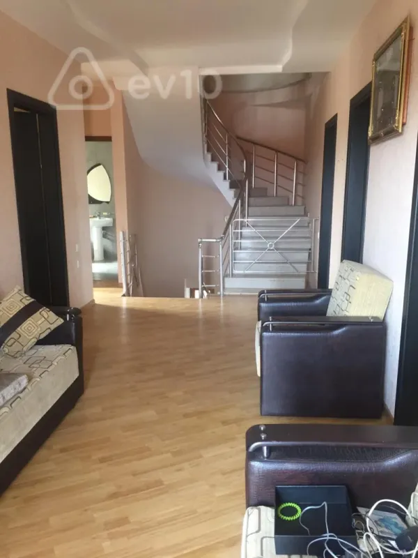 Kirayə verilir 10 otaqlı həyət evi 500 m²
