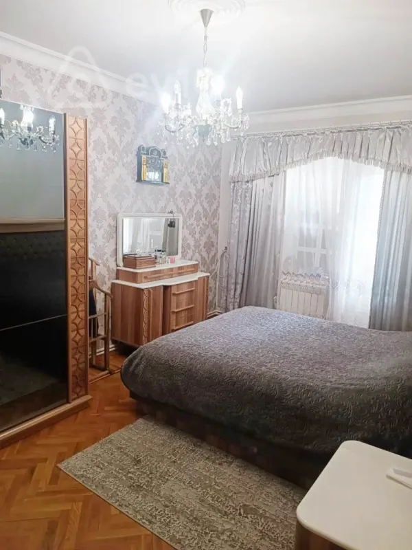 Satılır 5 otaqlı köhnə tikili 145 m²