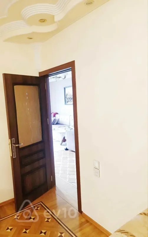 Satılır 5 otaqlı köhnə tikili 145 m²