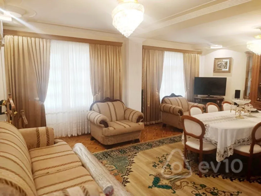 Satılır 5 otaqlı köhnə tikili 145 m²