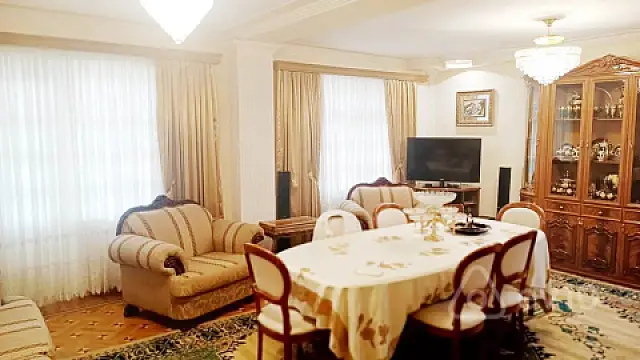 Satılır 5 otaqlı köhnə tikili 145 m²