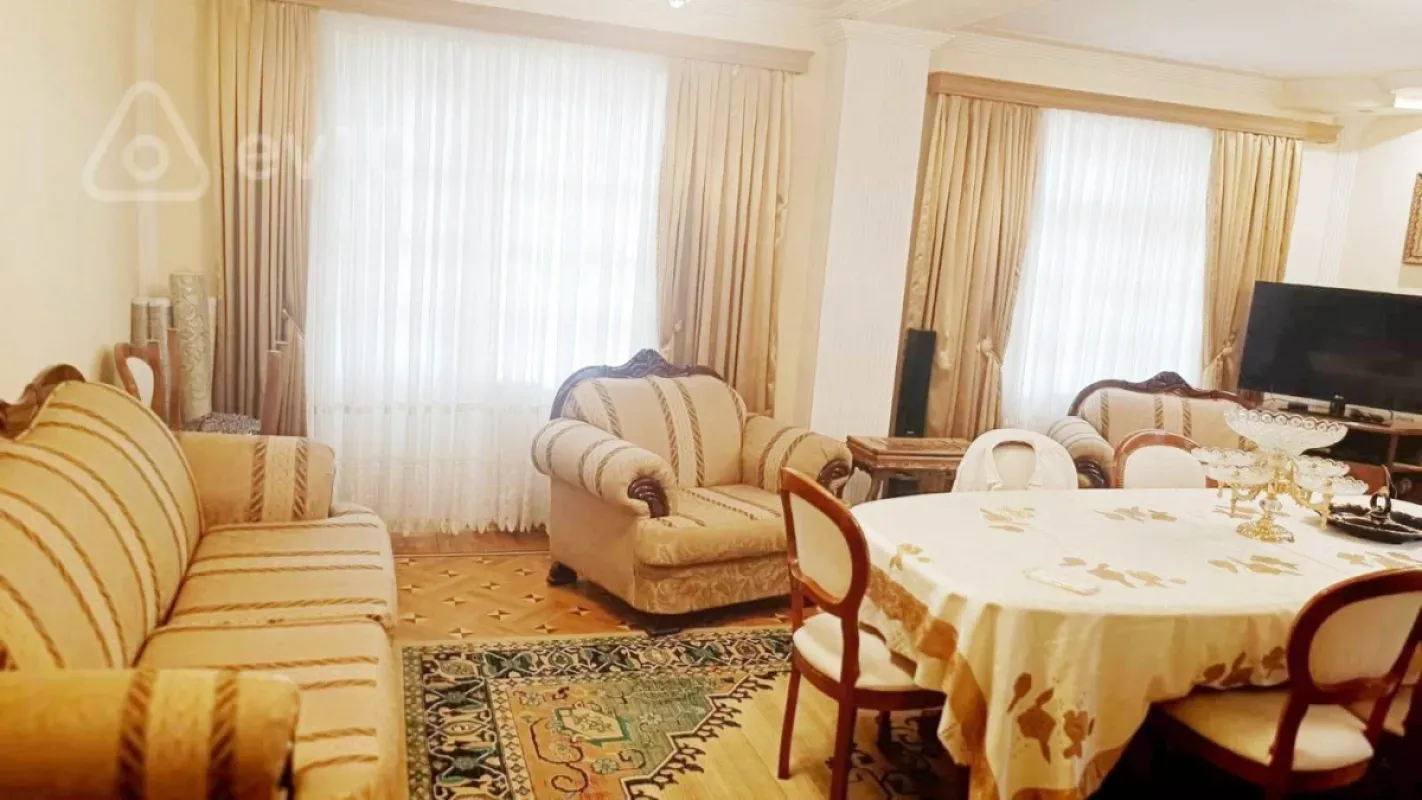 Satılır 5 otaqlı köhnə tikili 145 m²