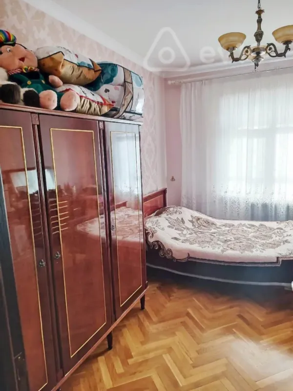 Satılır 5 otaqlı köhnə tikili 145 m²