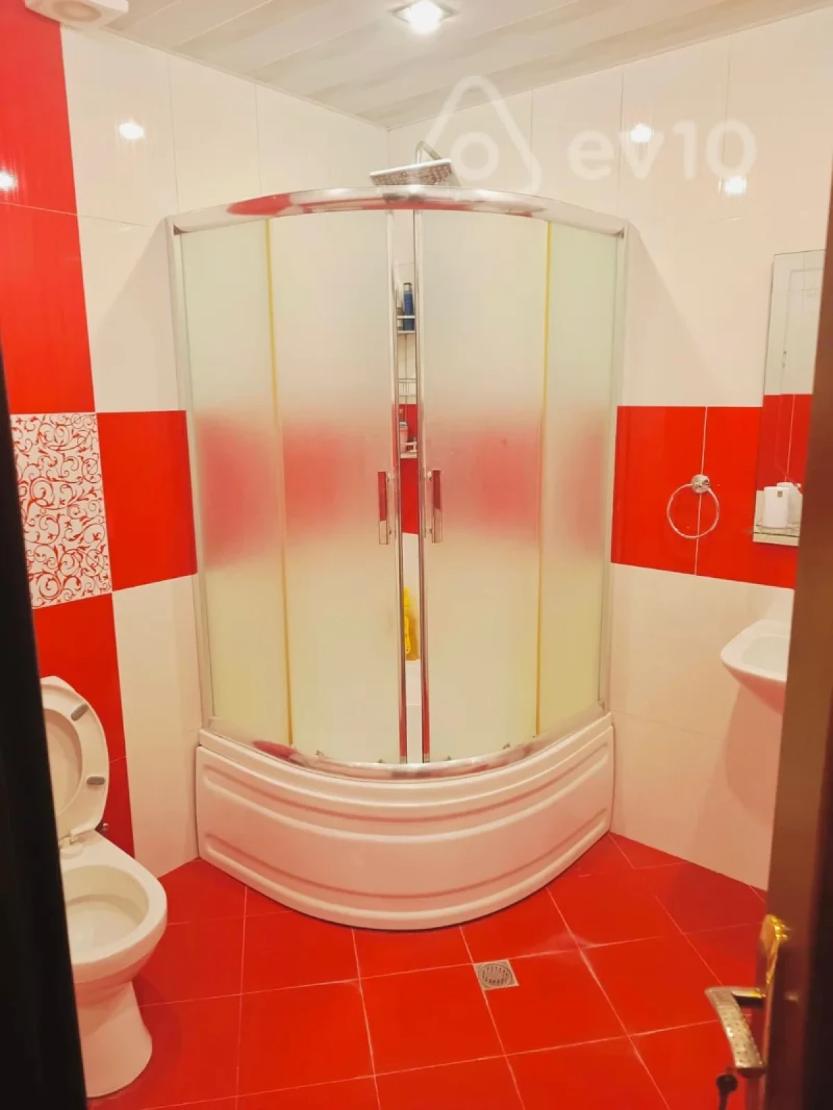 Kirayə verilir 3 otaqlı yeni tikili 140 m²