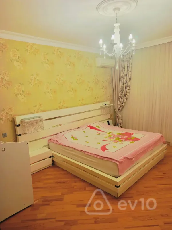 Kirayə verilir 3 otaqlı yeni tikili 140 m²