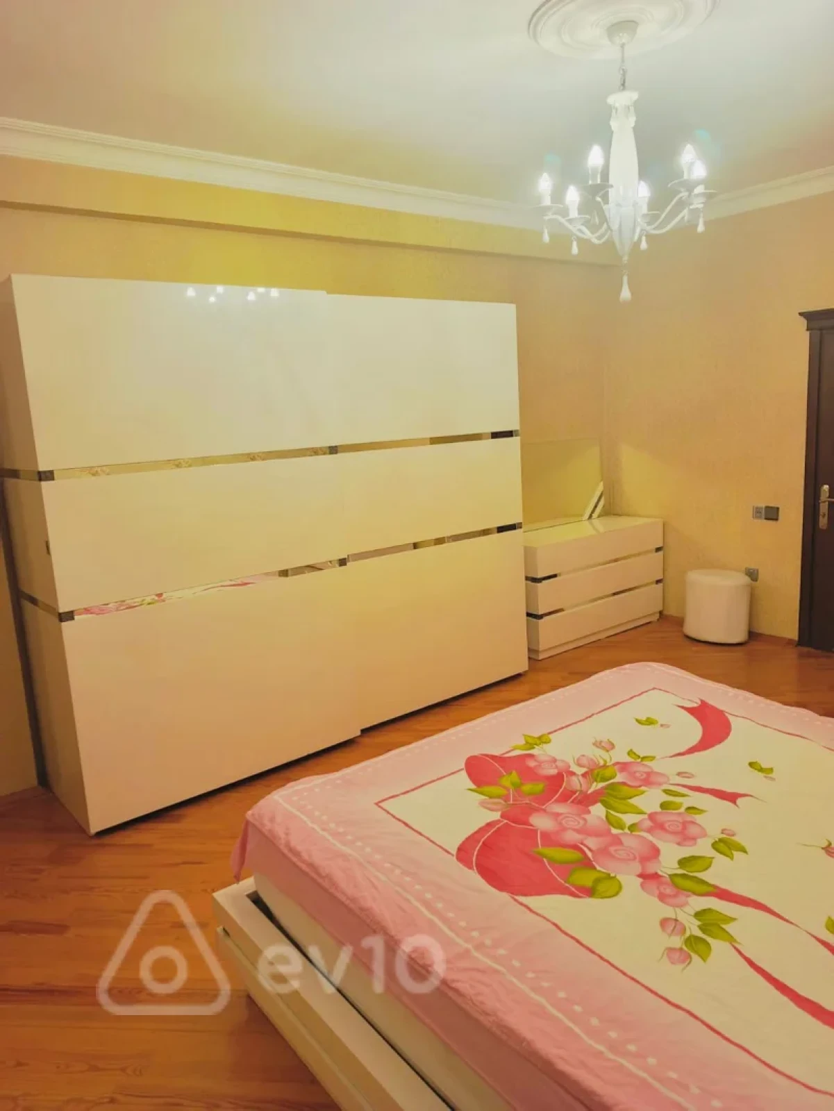 Kirayə verilir 3 otaqlı yeni tikili 140 m²