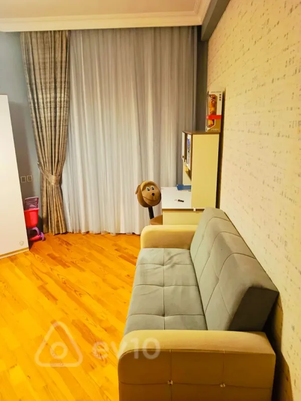 Kirayə verilir 3 otaqlı yeni tikili 140 m²