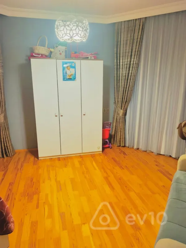 Kirayə verilir 3 otaqlı yeni tikili 140 m²