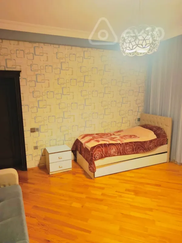 Kirayə verilir 3 otaqlı yeni tikili 140 m²