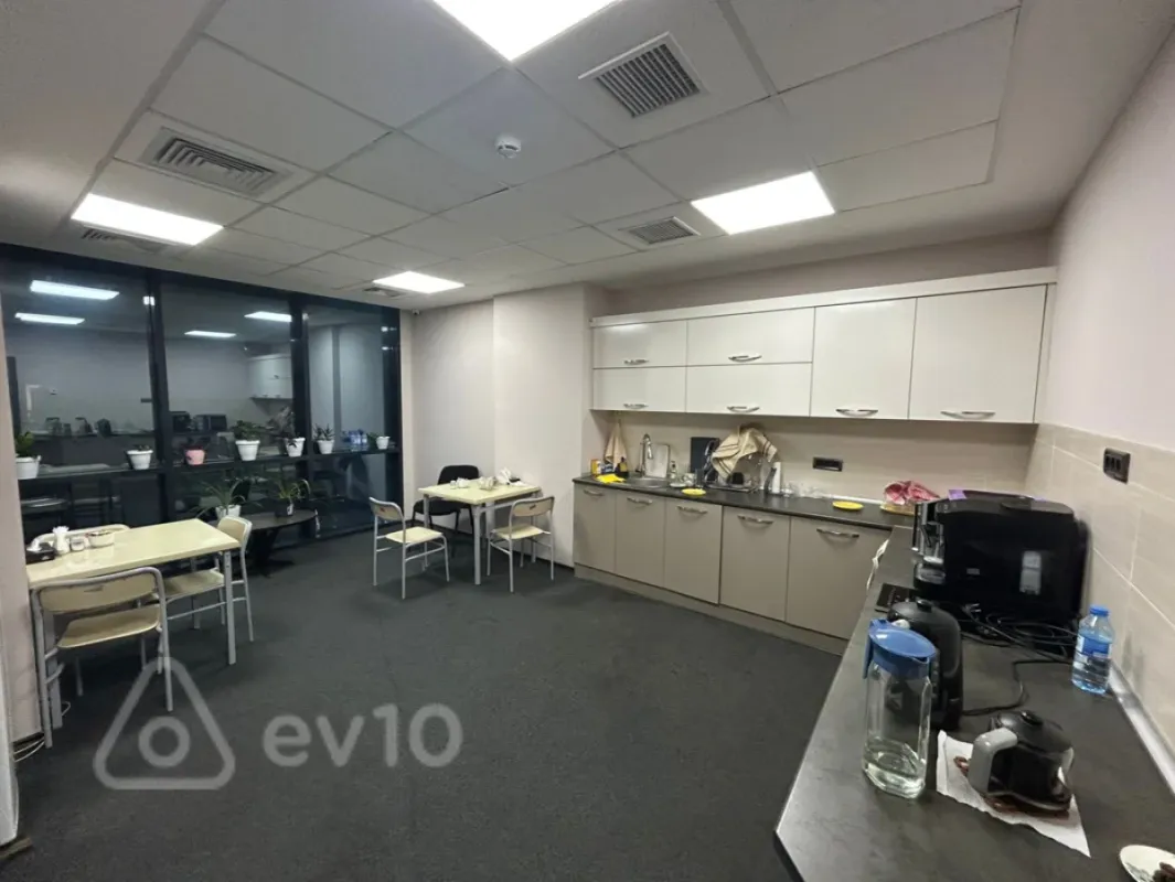 Kirayə verilir 12 otaqlı ofis 600 m²