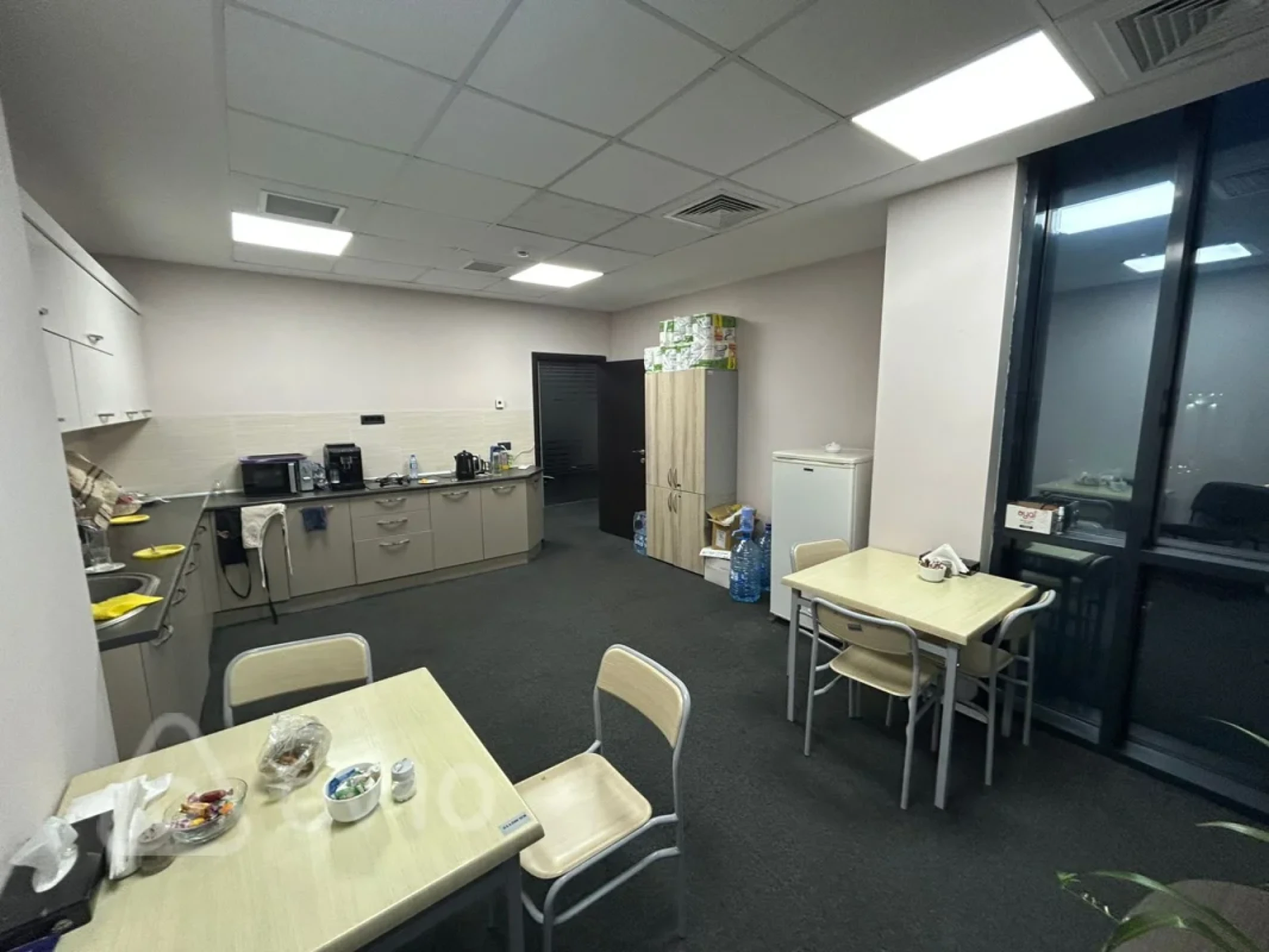 Kirayə verilir 12 otaqlı ofis 600 m²