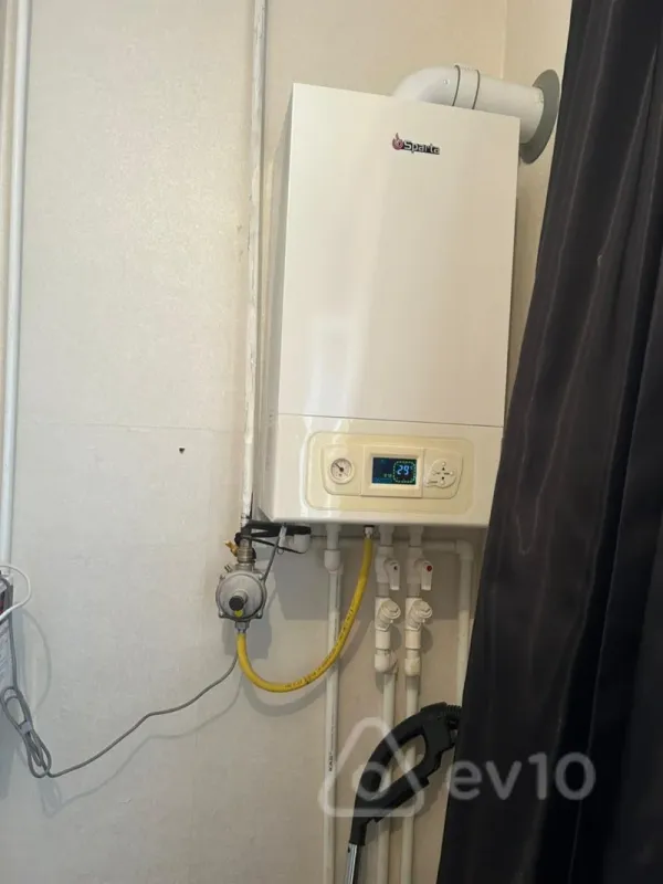 Satılır 2 otaqlı köhnə tikili 70 m²