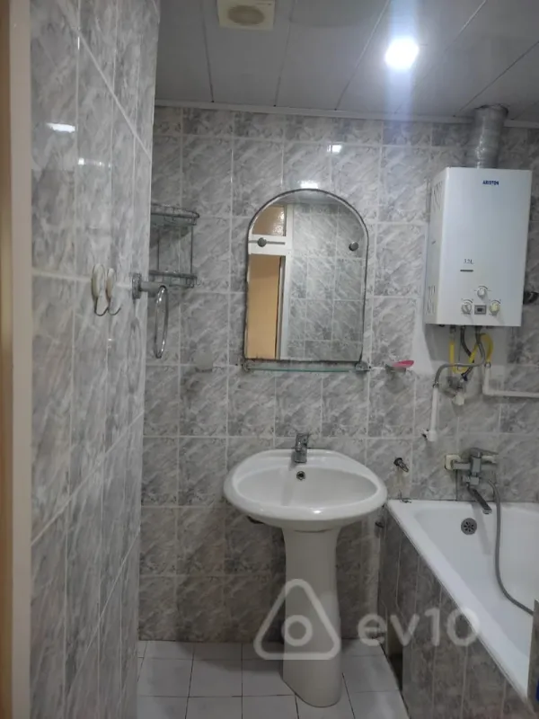 Kirayə verilir 3 otaqlı köhnə tikili 80 m²